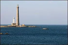 Quelle est la hauteur du phare de l'le Vierge ?