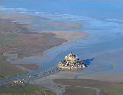 Combien y a-t-il d'habitants  la ville du Mont-Saint-Michel ?