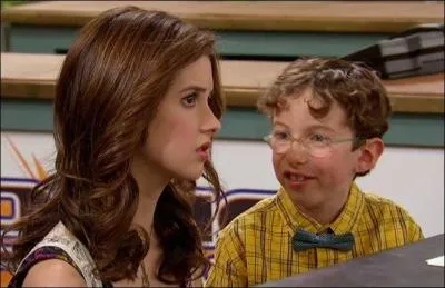 Comment s'appelle le petit garon qui prend des cours de musique avec Ally et quelle phrase dit-il sans arrt ?