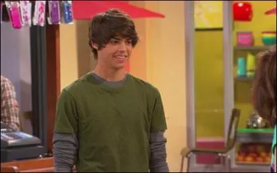 Comment s'appelle le garcon qui fait craquer Ally ?