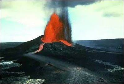 Le volcan le plus actif du monde a une hauteur de 1 222 mtres d'altitude. Il est situ sr une le. Comment s'appelle-t-il ?