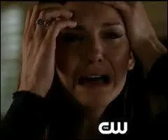 Comment Damon fait-il pour enlever la tristesse qu'a Elena aprs avoir perdu son frre ?