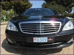 Cette petite plaque bleue avec  l'arrire les lettres (MC) nous indiquent que cette voiture provient ...