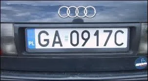 Cette voiture portant les lettres (PL) sur sa plaque nous indiquent qu'elle nous vient ...