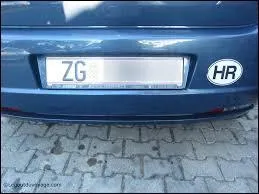 Nous pouvons voir sur cette voiture un autocollant avec les lettres (HR). Cela nous indique ...