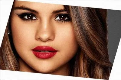 Contre quelle star a-t-elle fait un photoshoot   VS   ? (aucun rapport avec la photo) ?