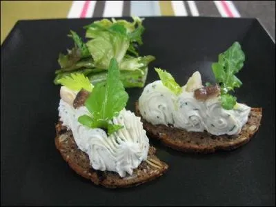 Quel est cet amuse-gueule  l'ail et aux fines herbes ?