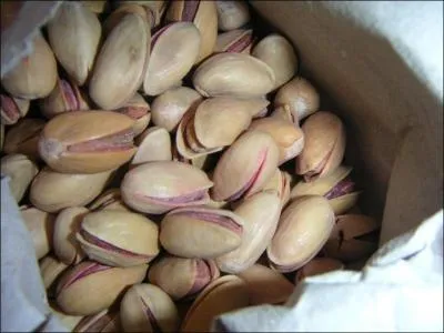 On en sert assis car il faut finir de dcortiquer le fruit  moiti fendu. Qu'est-ce ?