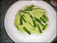 Comment s'appellent ces amuse-gueules frais, d'un cucurbitace tonnant ?