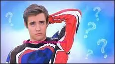 Dans la saison 2, Leon est partag entre ...