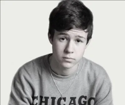 Il fait des dfis lancs par des internautes et il choue pratiquement  chaque fois, il s'agit de ?