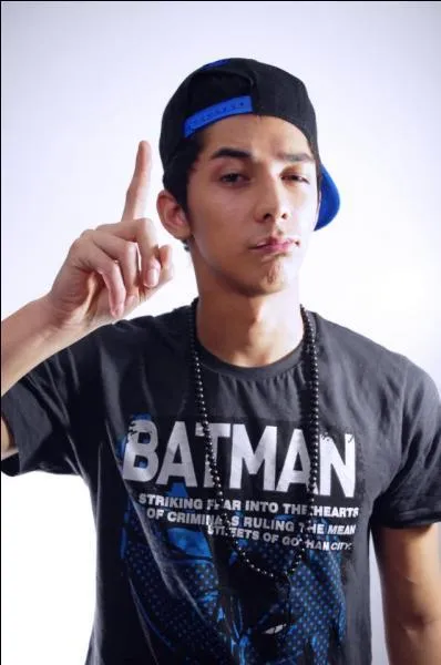 Il a fait la vido  les vtements ,  les arts martiaux acrobatiques  il s'appelle ?