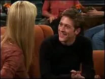 Employ dans le restaurant de Monica, il sortira avec Phoebe. Quel est son prnom ?