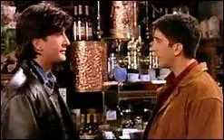 J'ai une forte ressemblance avec Ross. Qui suis-je ?