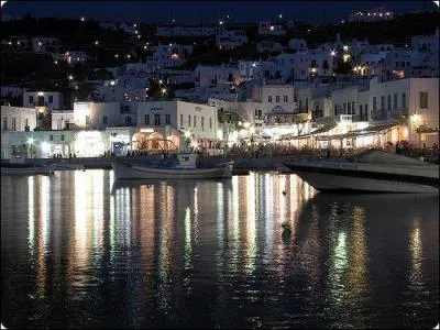 Mykonos est une le et non une ville :