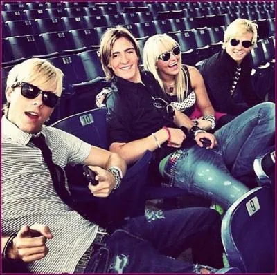 tant donn que le plus petit frre de la famille Lynch ne fait pas partie de R5, quel lien les Lynch entretiennent-ils avec celui qui  remplace  ce dernier ?