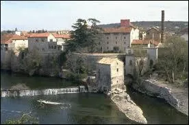 Je vous emmne  la dcouverte du village mdival de Ruoms (rgion Rhne-Alpes). Il se situe dans le dpartement n ...