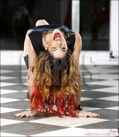 Vers quel ge entame-t-elle des cours de thtre ?