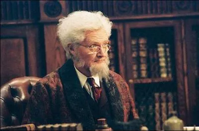 Comment s'appelle le professeur ?