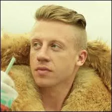 Le nom du chanteur est :