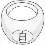 Konan porte la bague signifiant le blanc. O la porte-t-elle ?