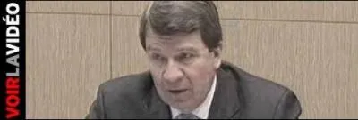 Apres les couches  la maternelle, Darcos trbuche encore: il vante le vote d'une loi qui n'a jamais eu lieu. Sur quoi portait-elle?