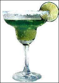 Créé en 1942, ce cocktail mélange une saveur acide, sucrée et amère. Il est très populaire et se nomme :