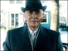 Une famille reoit un jour, une bote surmonte d'un bouton rouge. Un certain Arlington Steward (l'homme de la photo) va arriver chez cette famille et va expliquer que s'ils appuient sur le bouton rouge, une personne qu'ils ne connaissent pas va mourir en change d'un million de dollars. Sinon, la bote sera donne  une autre famille ... Quel est ce film ?