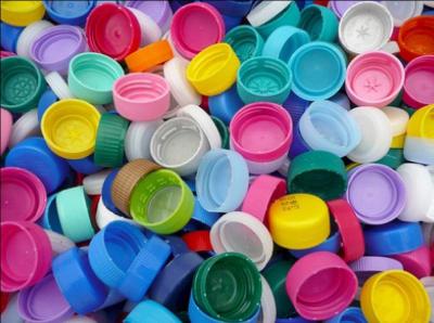 Doit-on ter les bouchons des bouteilles en plastique avec de les jeter ?