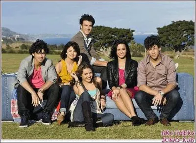 Quelles sont les chanteuses qui ont particip  la chanson  Send it on  avec les Jonas Brothers ?