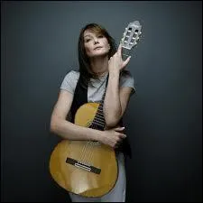 Femme de politicien, elle a fait un  carton  avec cette chanson...