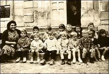 La mme anne, les coles maternelles taient reconnues officiellement. Que remplaaient-elles ?