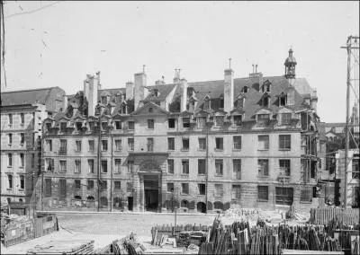 Le plus clbre de ces tablissements est l'actuel lyce... .