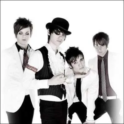 Quel membre du groupe 'Simple Plan' joue dans 'I write sins, not tragedies' ?