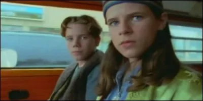 Dans la série canadienne "Les Aventures de Shirley Holmes", quel est le lien de parenté entre Shirley et Sherlock ?