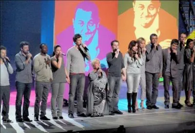 Comment s'appelle le groupe d'artistes qui chante au profit des Restaurants du cur ?