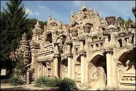 Ferdinand Cheval (le facteur Cheval) a pass 33 ans de sa vie  construire