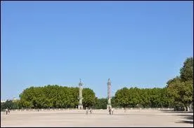 Comment s'appelle et dans quelle ville se trouve la plus grande place de France ?