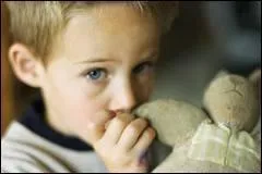 De retour en France, vous retrouvez votre bon vieux train-train quotidien. Arriv le soir, vous retrouvez aussi une mauvaise habitude de votre enfant : il mouille parfois son lit. S'il s'en rend compte, que va-t-il vous dire en dbarquant dans le salon, brisant ainsi la quitude d'une soire tl entre parents amoureux ?