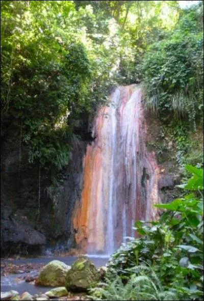 Cette merveilleuse cascade se trouve dans un pays des Antilles dont la capitale est Castries, mais o exactement ?