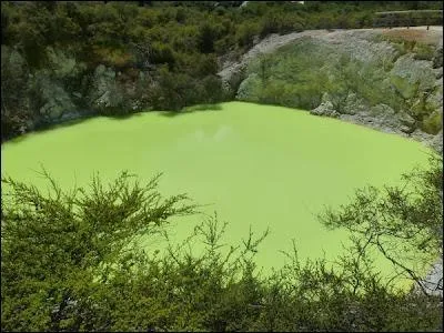 En Nouvelle Zlande, il existe un lac de couleur vert pistache. Comment est-il appel ?