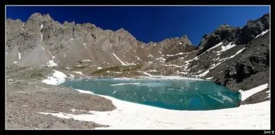 En France, o se situe le lac des Neuf Couleurs ?