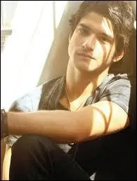 Tyler est le guitariste du groupe Disappearing Jamie :