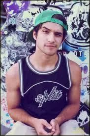 Dans Scary Movie 4, il joue le rle de Peter :