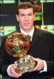 Et nous voil au dernier Ballon d'or franais, il s'agit bien videmment de Zinedine Zidane lu aprs son doubl lors de la finale et de la victoire de l'quipe de France lors de la Coupe du monde en 1998. Mais o a jou  Zizou  ?