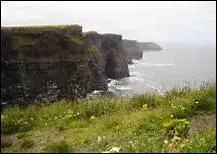 Un des sites touristiques les plus priss en Irlande est appel en anglais Cliffs of Moher et en irlandais, Aillte an Mhothair. De quoi s'agit-il ?