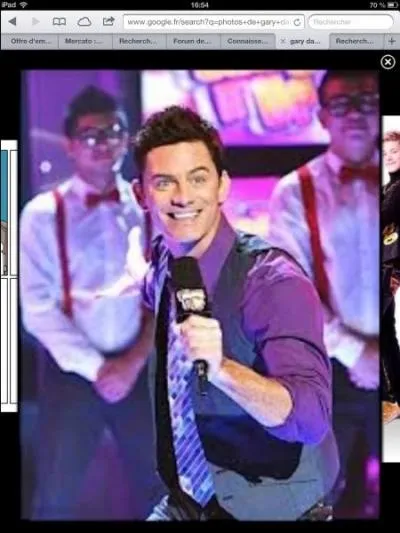 Comment s'appelle le prsentateur de Shake It Up ?