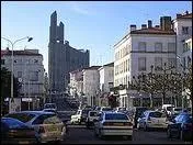 Nous sommes au centre de la ville de Royan (dpartement 17). La ville se situe en rgion ...