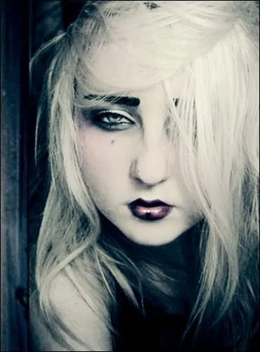 Qui est Courtney Lawrence ?