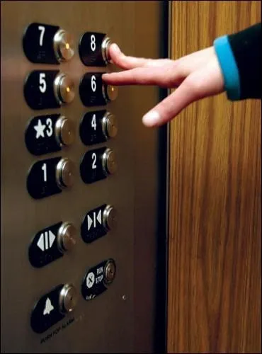 Quand il croise Tom Cruise dans l'ascenseur de son immeuble, il lui dit hypocritement qu'il est trs fan de lui et qu'il a ador le film Bartender dans lequel il a jou. Or, le vrai titre du film est :